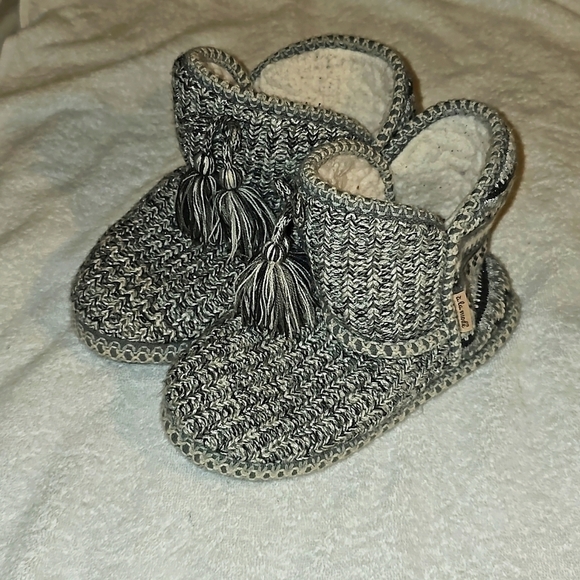 A la mode gray shimmery Slippers Booties Geometric Fleece fits Size 5 To 6. - Picture 7 of 10